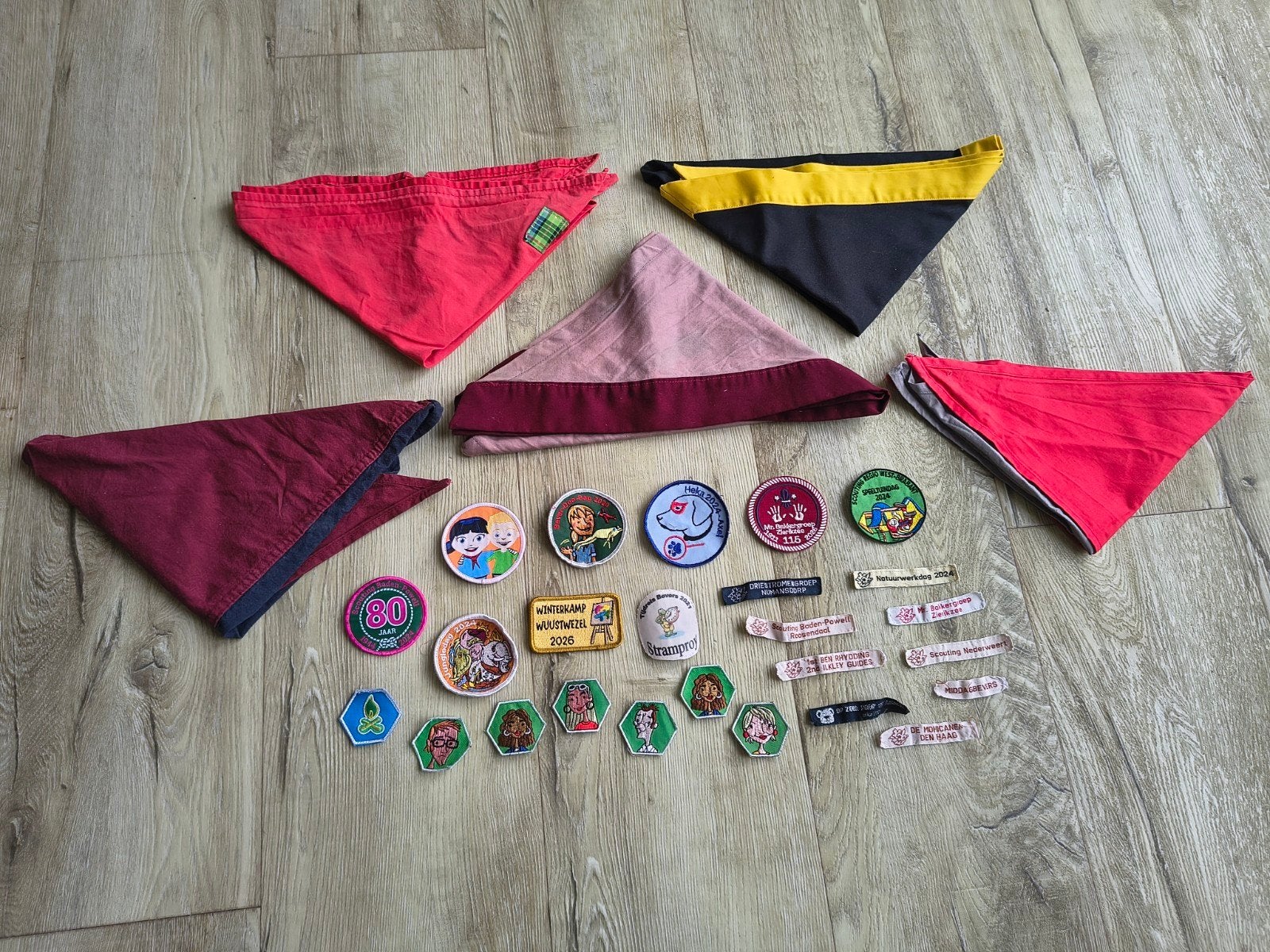 Mooie set scouting insignes, badges, naambandjes kampbandjes, Embleem, Speld of Insigne, Onb, Ophalen of Verzenden, Onb