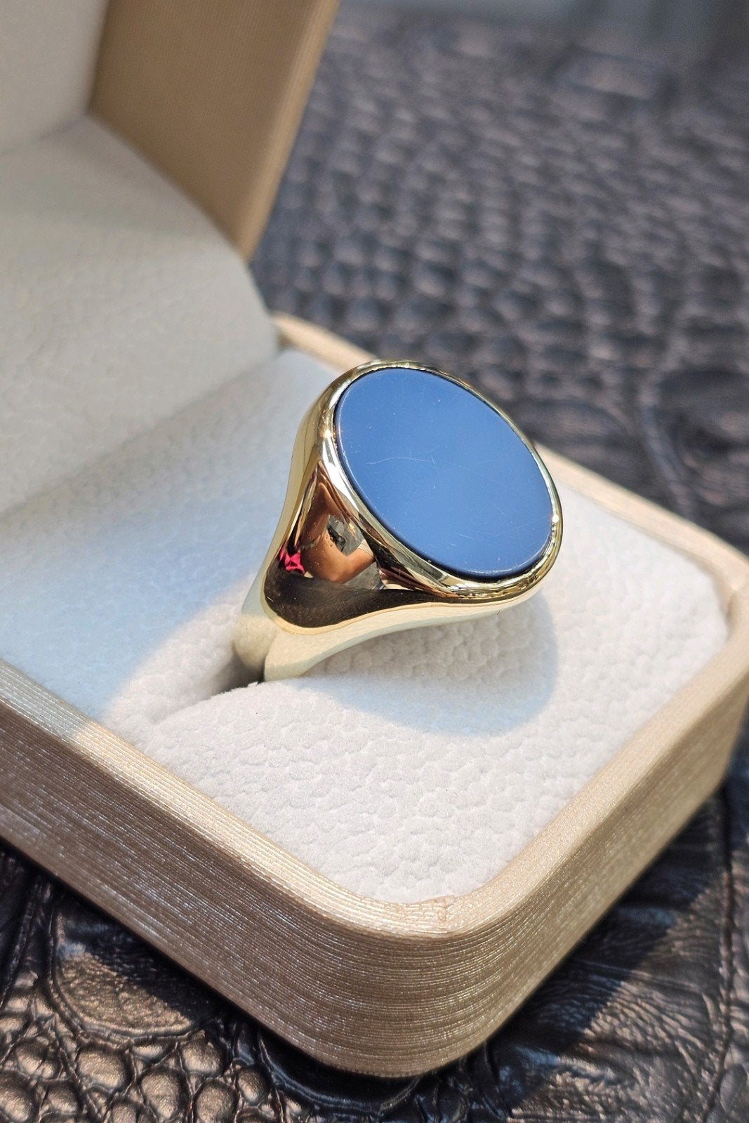 14k zegelring met blauw lagensteen 20mm, 19 tot 20, Heer, Ophalen of Verzenden, Zo goed als nieuw