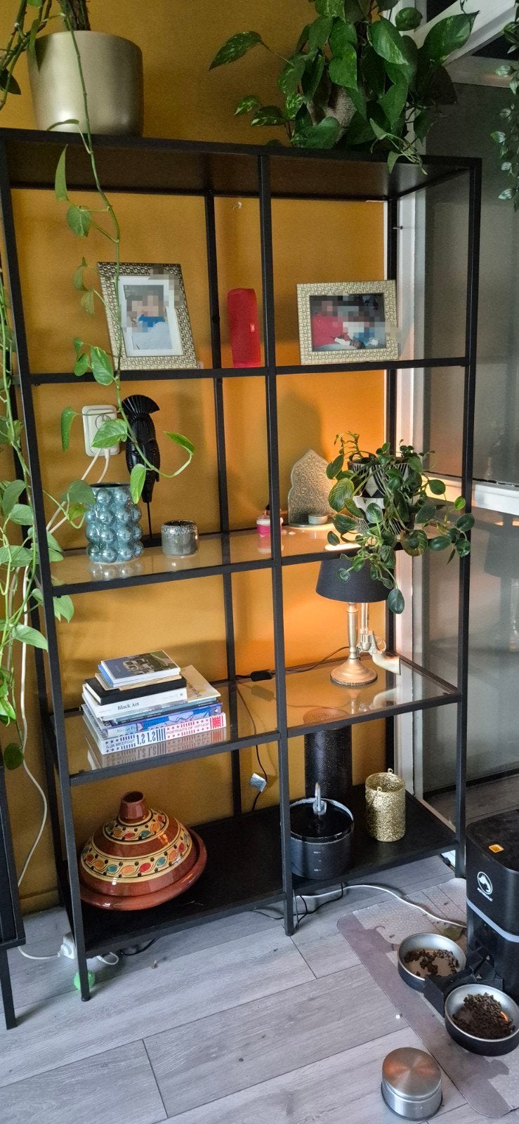 Ikea VITTSJÖ Stellingkast zwart/bruin met 3 glazen planken, Ophalen, Gebruikt