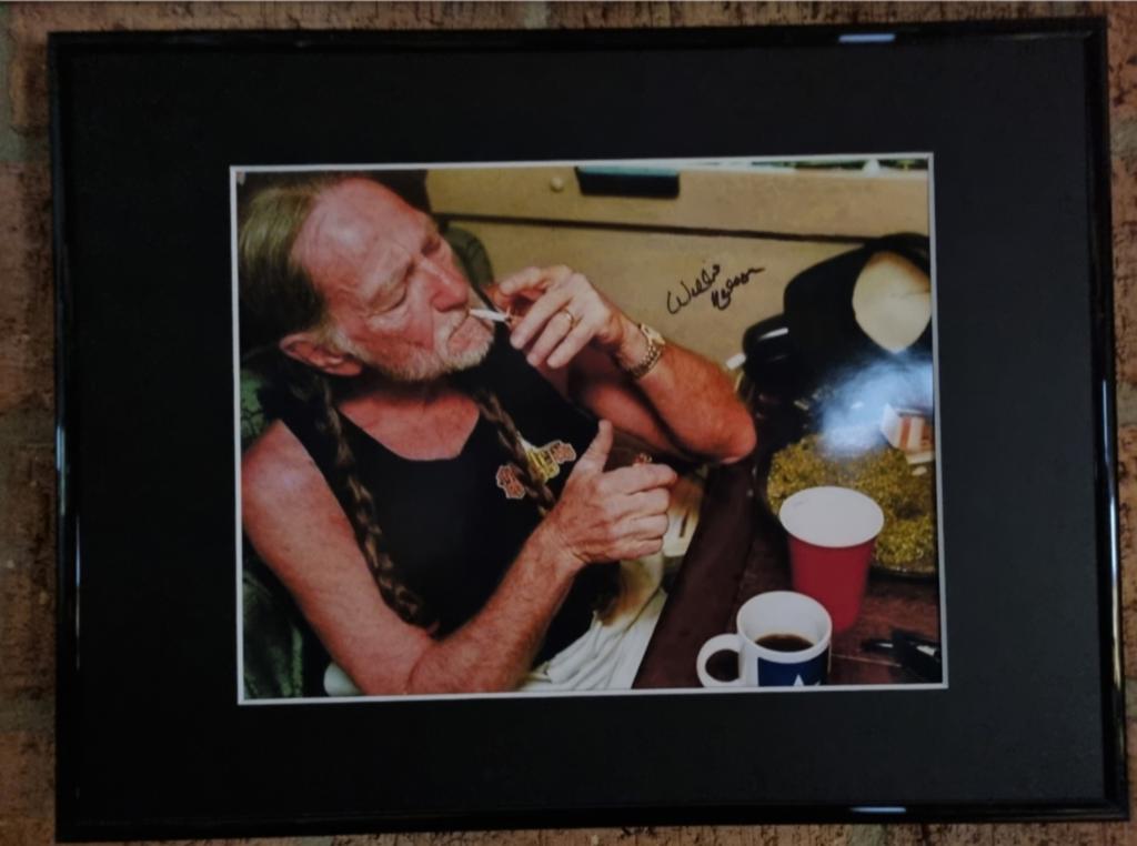 Willie Nelson gesigneerde foto (ingelijst ), Verzamelen, Ophalen of Verzenden, Zo goed als nieuw, Foto of Kaart, Gesigneerd