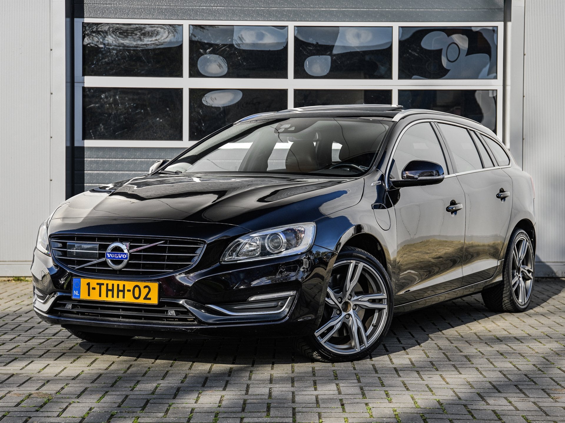 Volvo V60 2.4 D6 AWD Plug-In Hybrid Summum | Schuifdak | Led, Automaat, Zwart, Vierwielaandrijving, 11 kWh