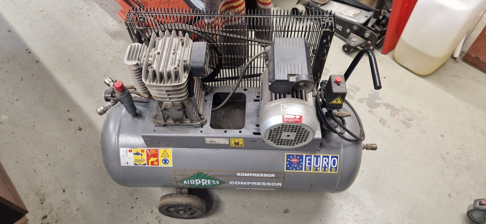 Airpress compressor 100 liter tank 3.5 kw motor 220 volt., 100 liter of meer, Ophalen, Zo goed als nieuw, 200 tot 400 liter/min