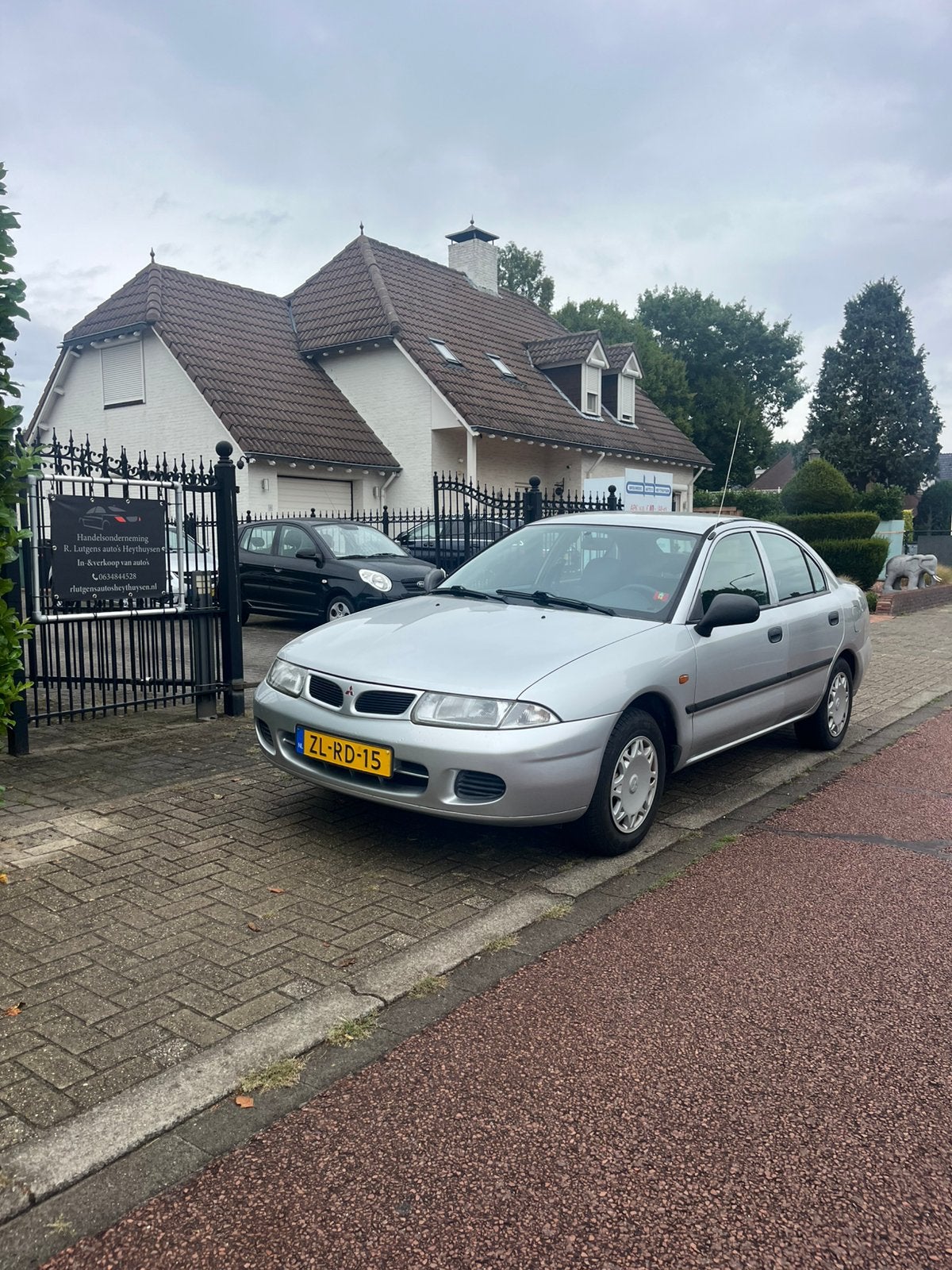 Mitsubishi Carisma 1.6 GL HB 1999 Grijs, Voorwielaandrijving, 1275 kg, Zwart, 4 cilinders
