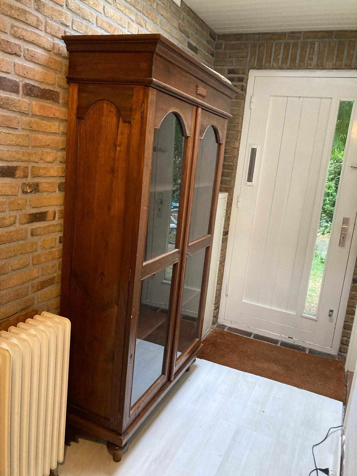 Antieke houten vitrinekast met glazen deuren, Antiek en Kunst, Ophalen
