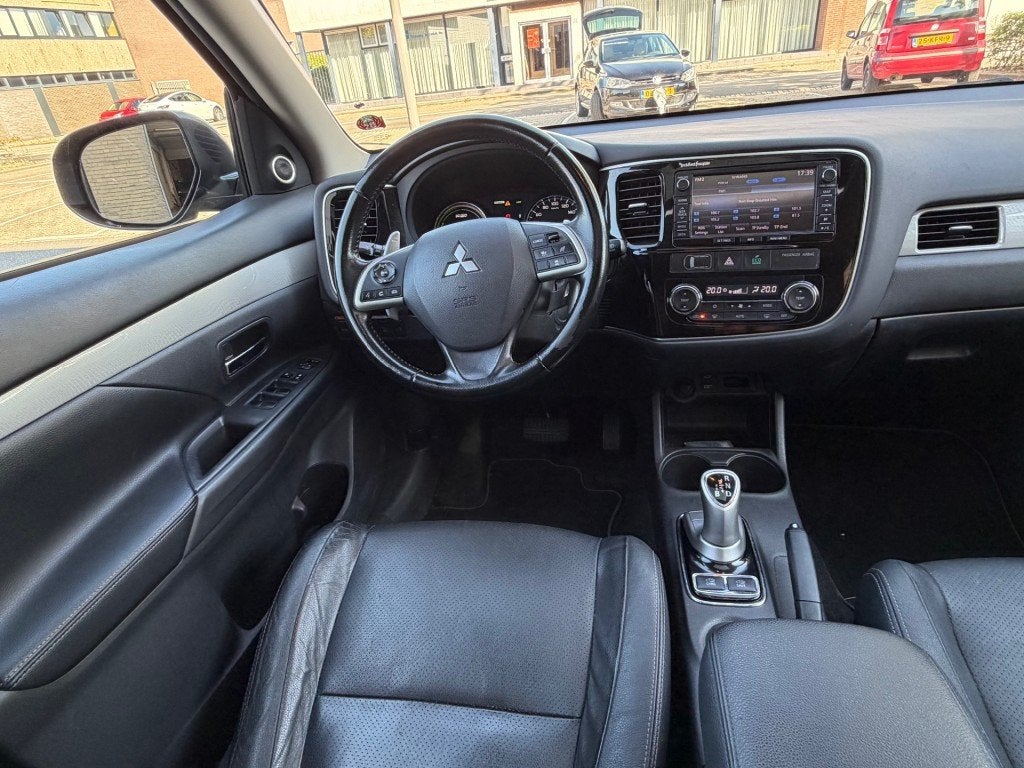 Mitsubishi OUTLANDER 2.0 PHEV Instyle+ ACC ECC LEER DAK BOM, 1998 cc, Euro 6, 4 cilinders, Zwart