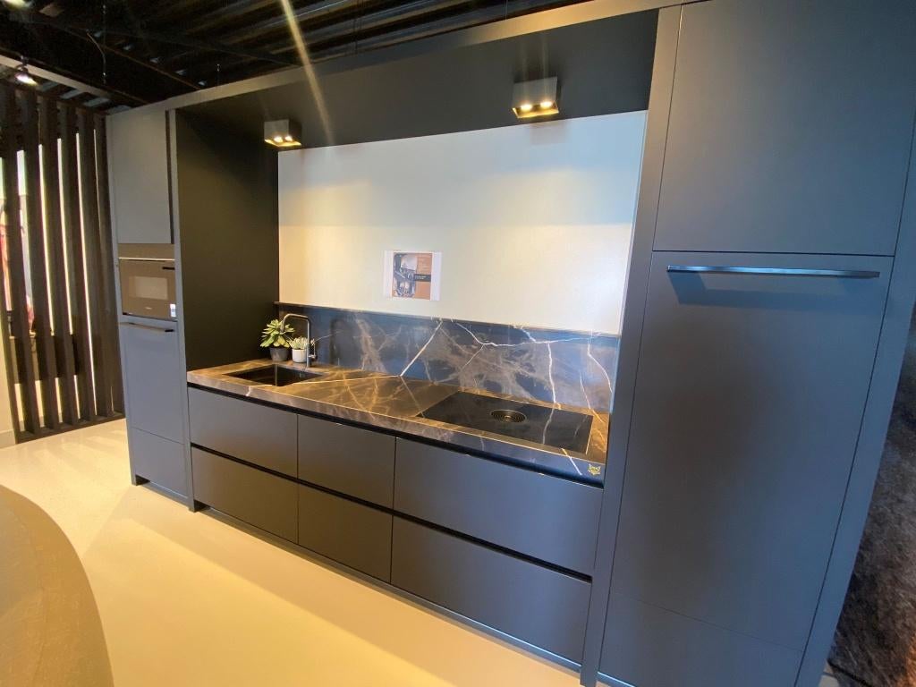 Showroomkeuken Fenix zwart en marmer blad, Huis en Inrichting, Keuken | Complete keukens, Zwart, Enkelwandige keuken, Ophalen of Verzenden