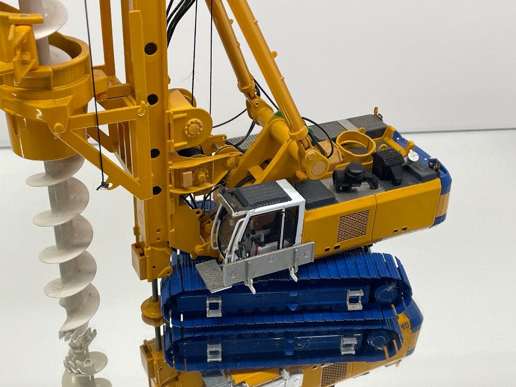 BRAMI 25009 BAUER BG-40 ROTARY DRILLING RIG MODEL 1:50, Hobby en Vrije tijd, Overige typen, Zo goed als nieuw, 8124AD Wesepe, Info@dinkytoysinkoop.nl