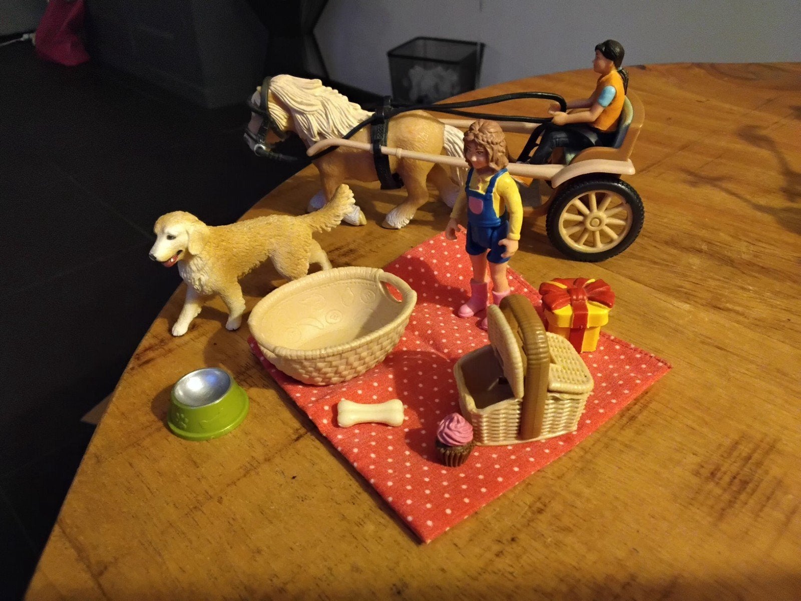 Schleich picknick setje en sulky met pony., Ophalen of Verzenden