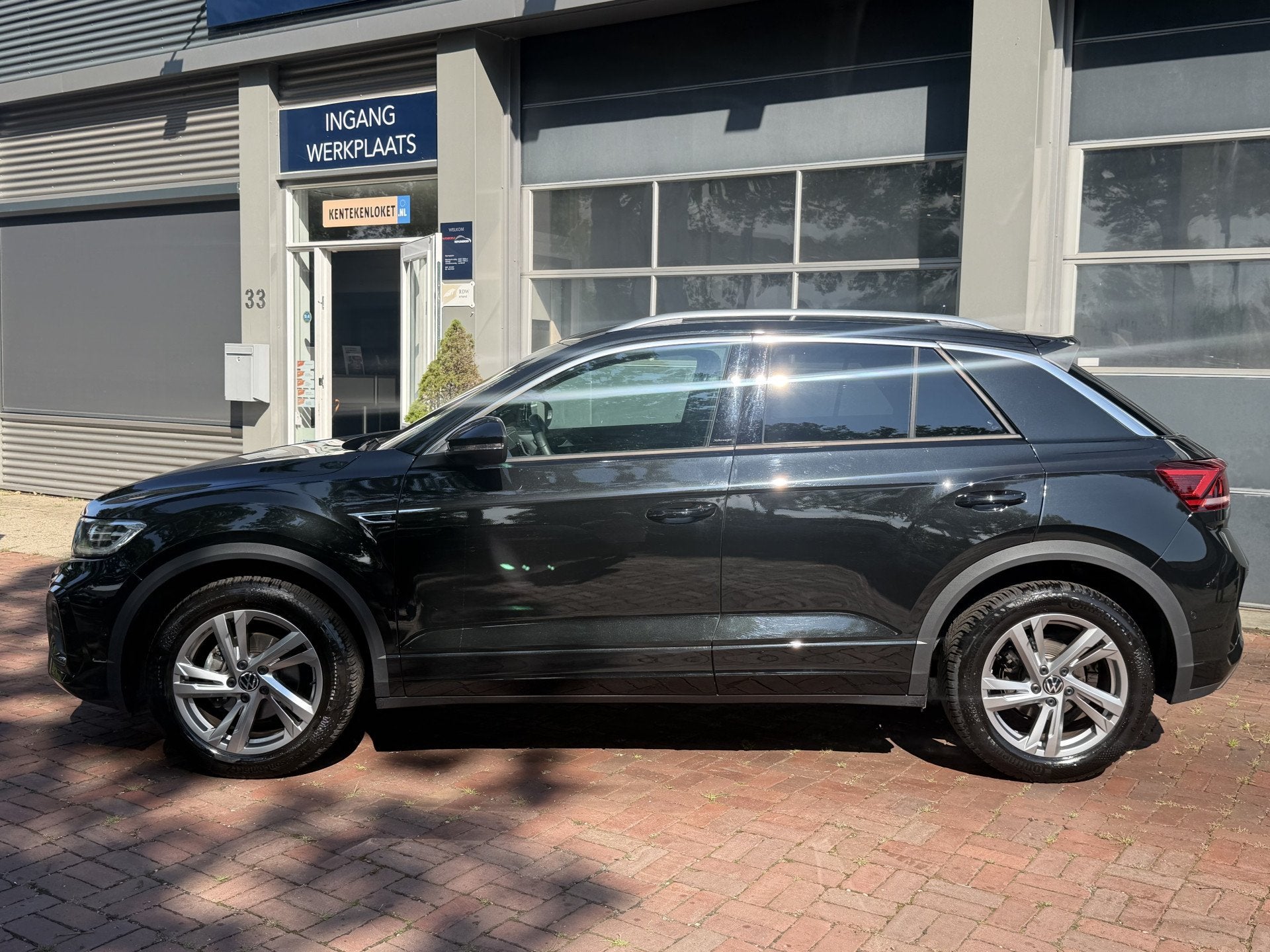 Volkswagen T-Roc 1.5 TSI R-Line Edition Edition | IQ Light |, 4 cilinders, 150 pk, Zwart, Bedrijf