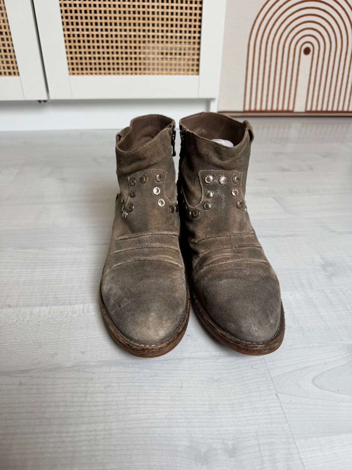 Korte laarsjes zilver goud beige met studs 39, Ophalen of Verzenden, Zo goed als nieuw, Beige