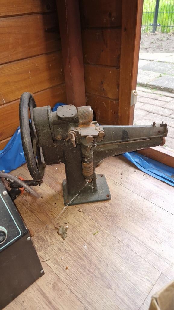 Oude, robuuste handpers of klinkmachine, Ophalen