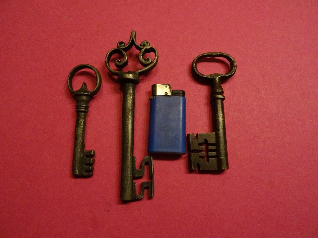 3 ANTIEKE KIST KLUIS SLEUTELS SLEUTEL SLOT SLOTEN GELDKIST, Antiek en Kunst, Ophalen of Verzenden