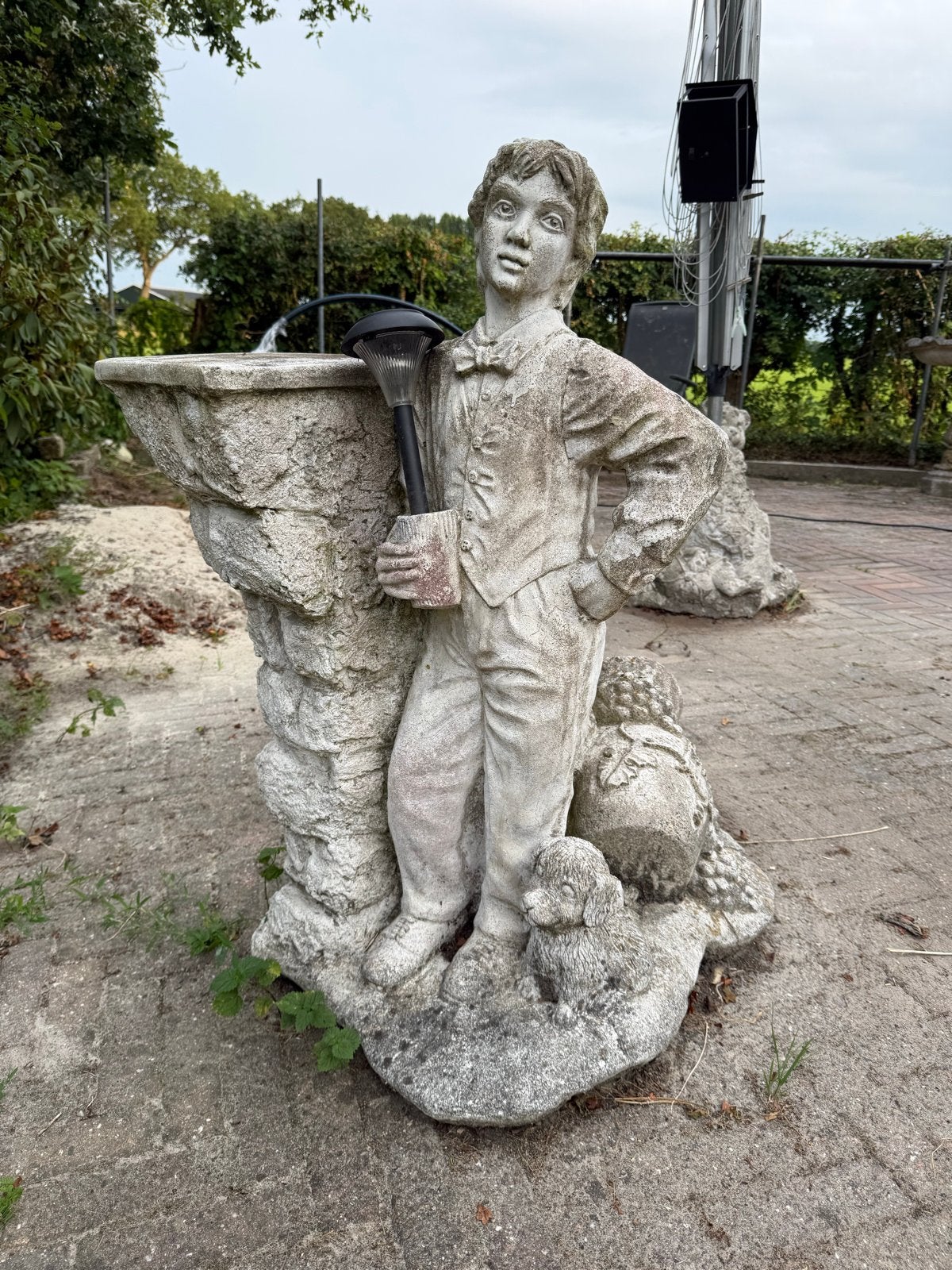 Vintage stenen beeld jongen met hond en druiven, Ophalen, Gebruikt, Steen, Mensenbeeld