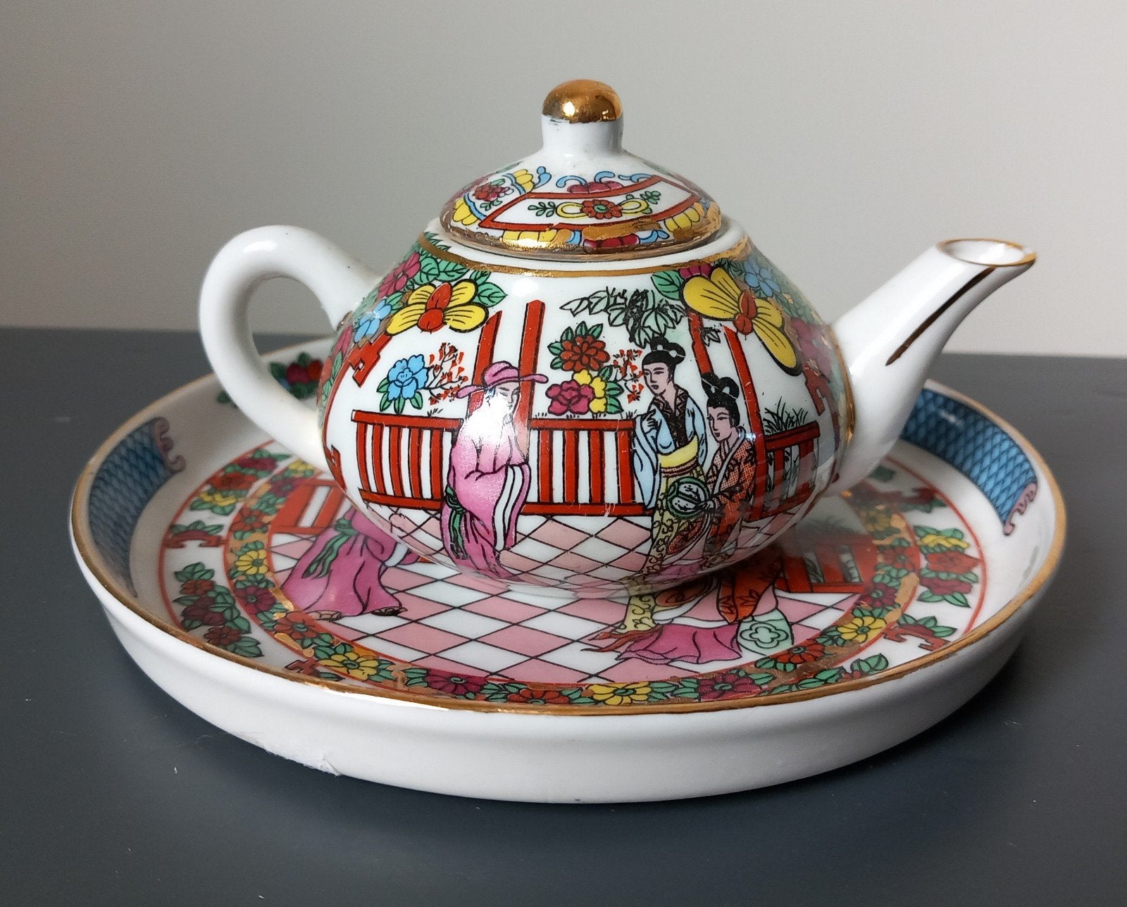 Miniatuur theepot en schotel, Chinees decor, Ophalen of Verzenden