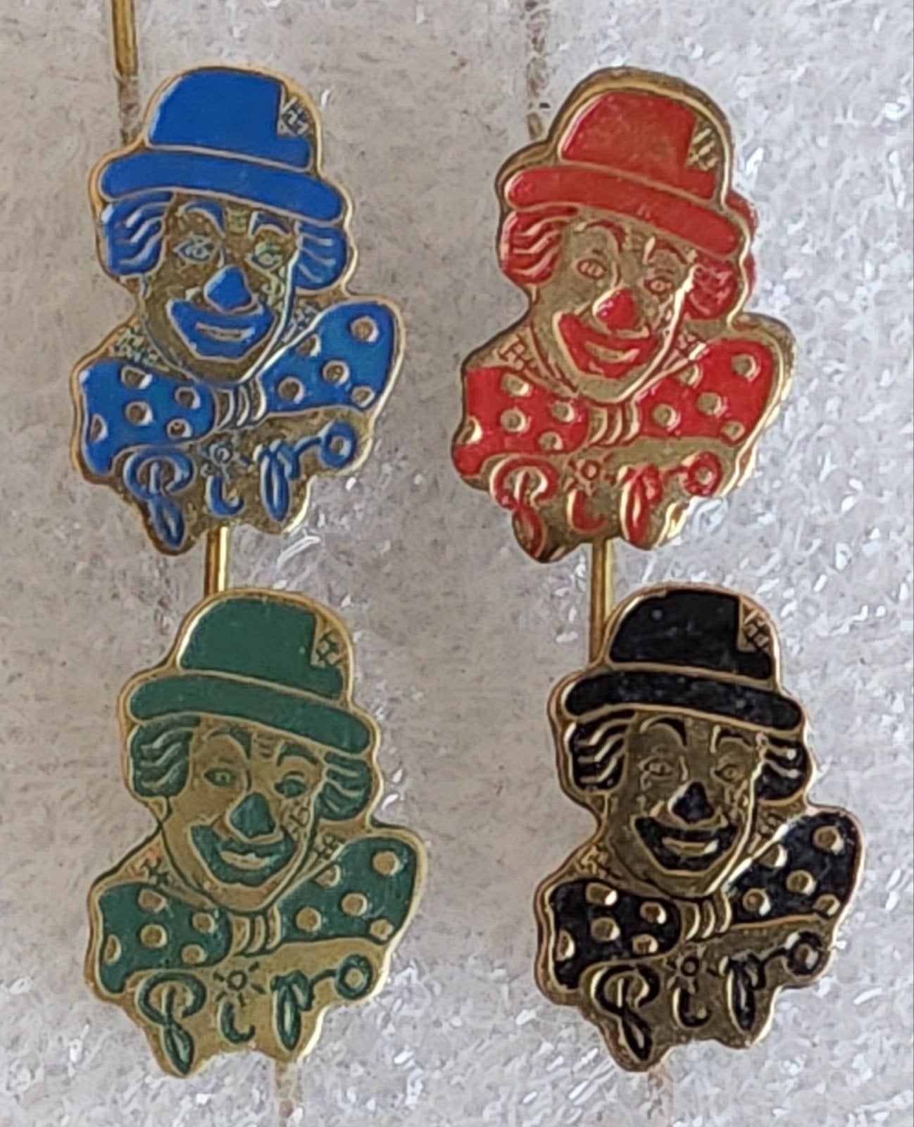 4 Vintage Pipo de Clown Speldjes - Diverse Kleuren, Verzamelen, Ophalen of Verzenden, Gebruikt, Figuurtje, Speldje of Pin