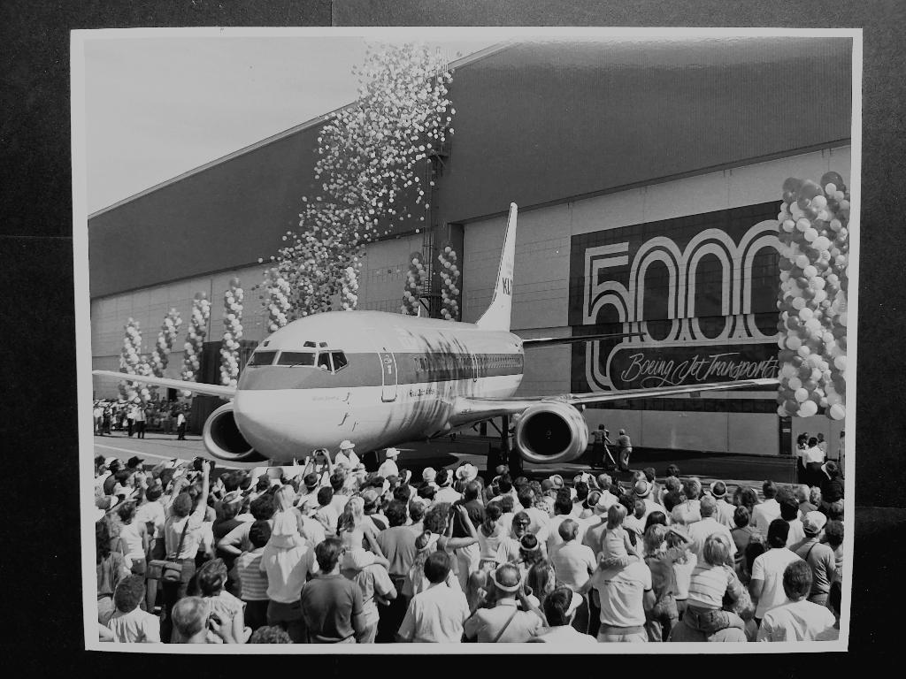 Foto van de 5000 ste Boeing Jet Transporter (F888), Ophalen of Verzenden, Zo goed als nieuw, Kaart, Foto of Prent