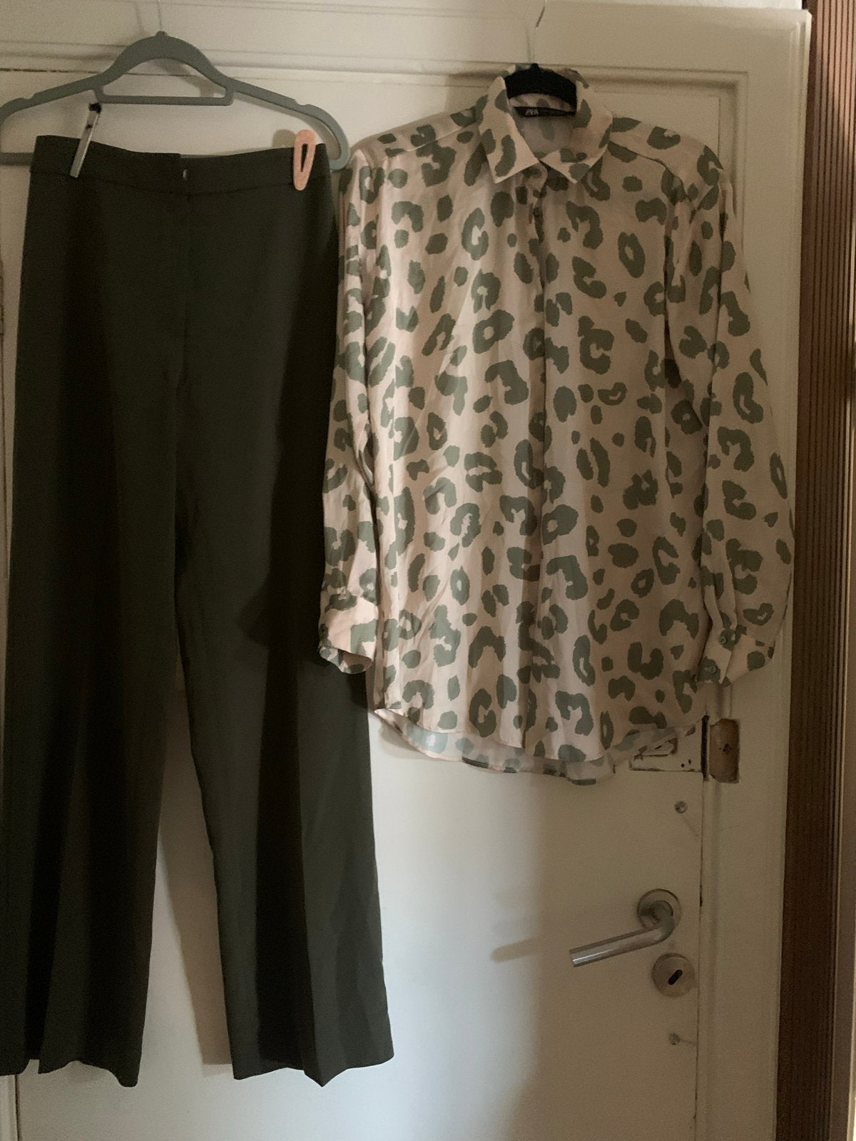 Complete set: H&M broek en Zara blouse - Maat 34, Kleding | Dames, Broeken en Pantalons, Ophalen of Verzenden, Maat 34 (XS) of kleiner