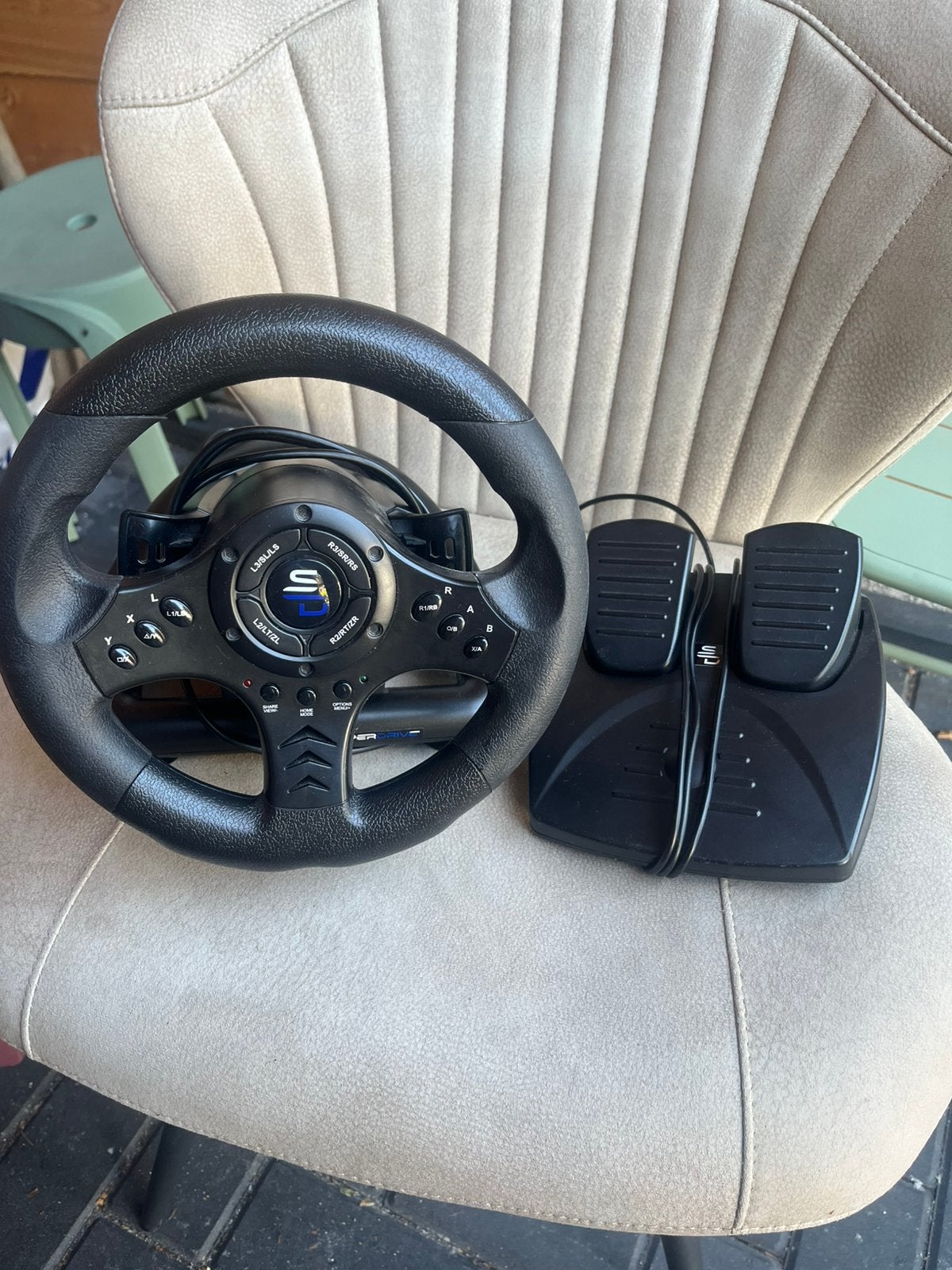 PS4 stuur met pedalen, 1 speler, Racen en Vliegen, Ophalen of Verzenden, Zo goed als nieuw