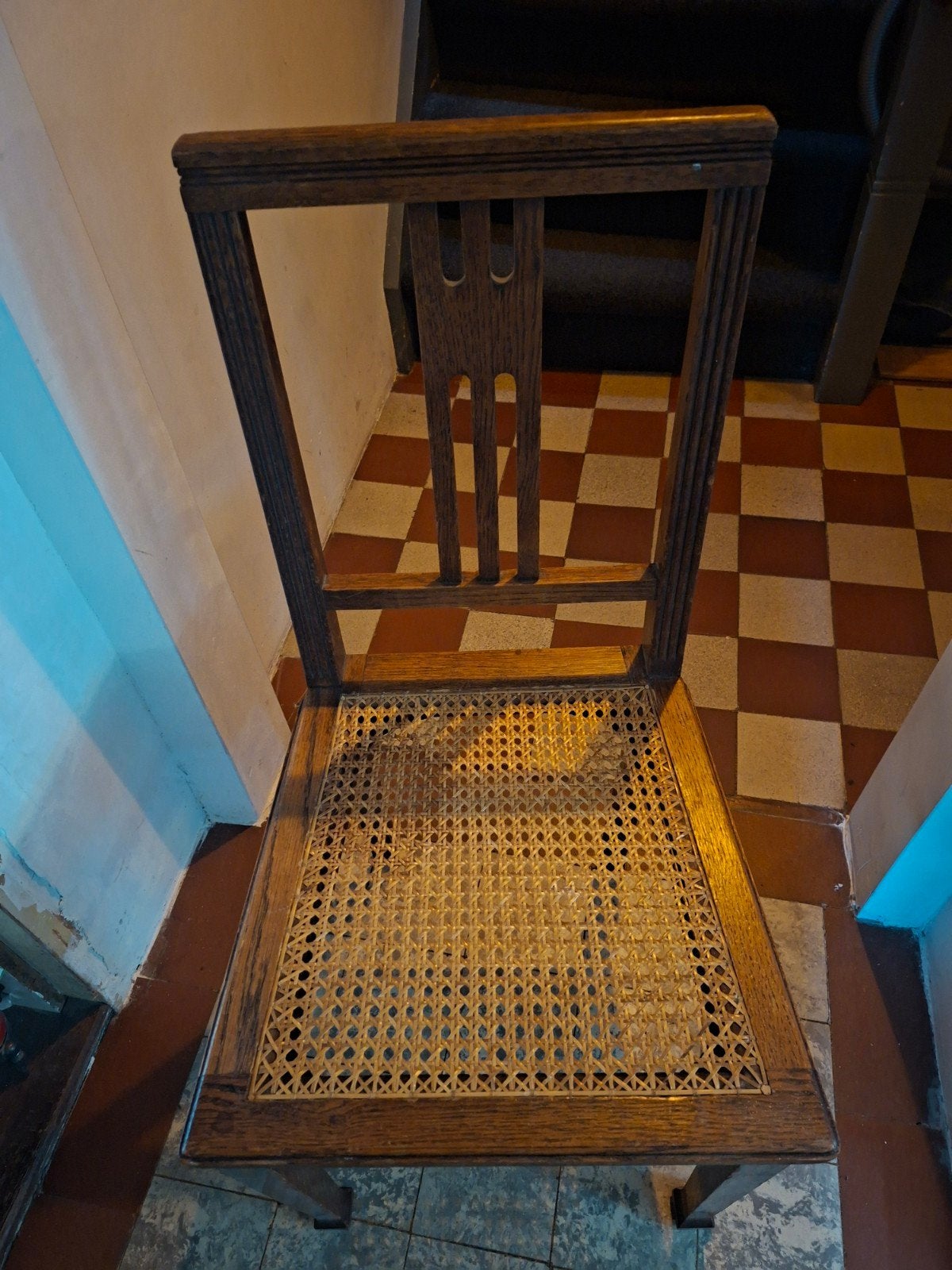 Antieke houten stoel met rieten zitting, Ophalen