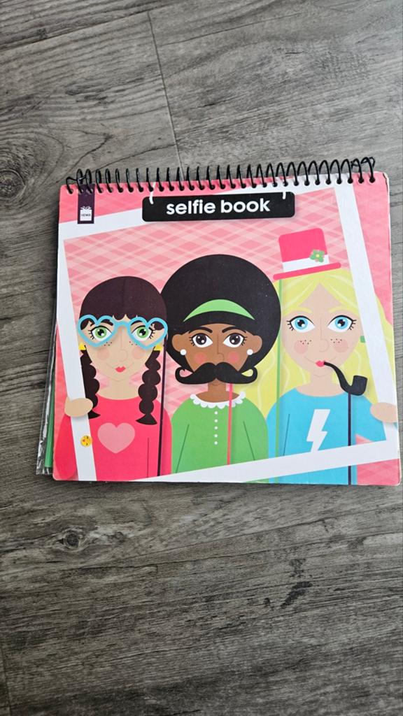 Hema Selfie Boek - Knutselplezier voor Jong en Oud, Meerkleurig, Ophalen of Verzenden, Zo goed als nieuw, Papier of Karton