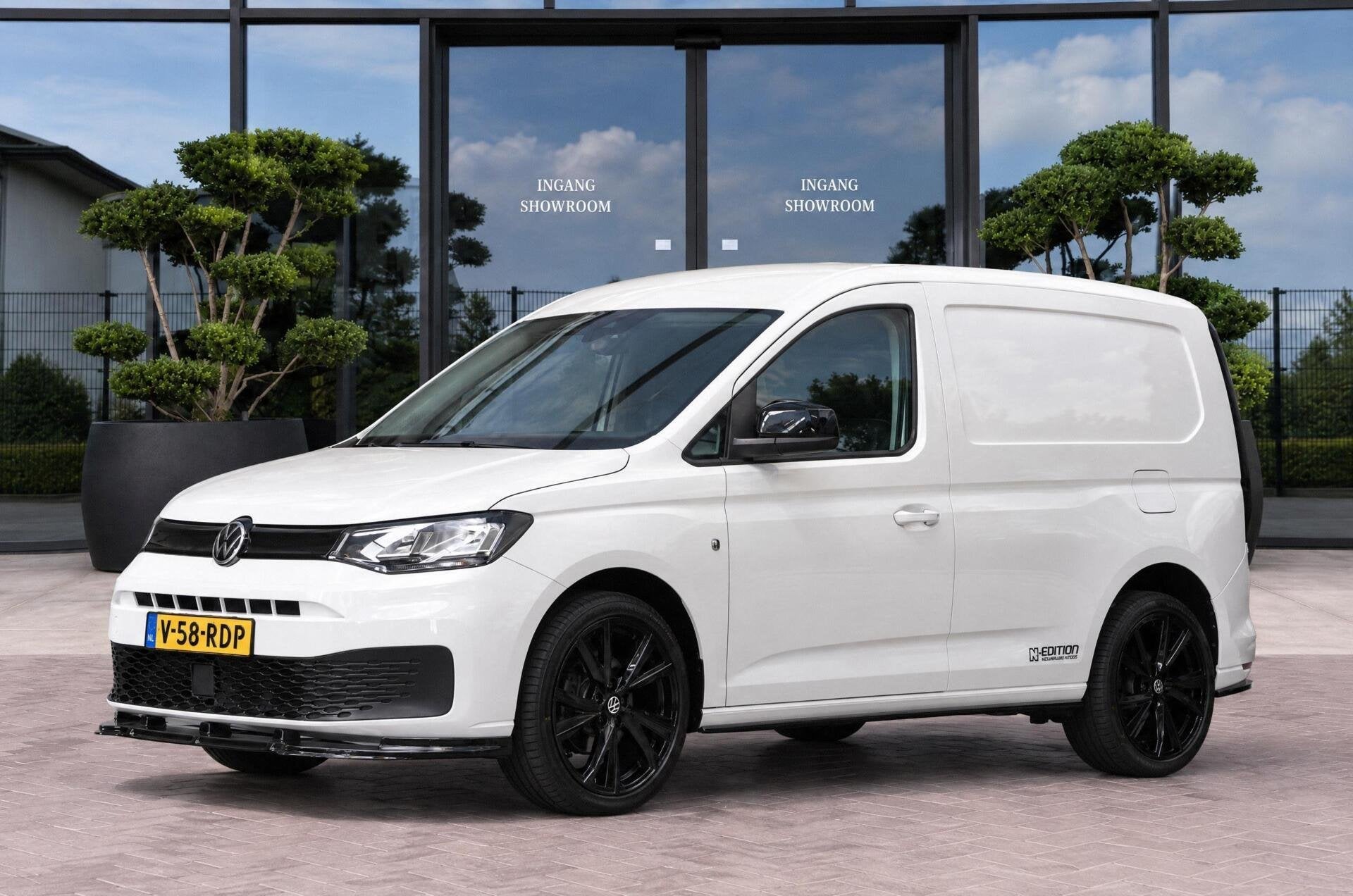 Volkswagen Caddy Cargo Maxi 1.5 TSI N-EDITION | LEDER | CARP, Auto's, Dealer onderhouden, Zwart, 4 cilinders, Volkswagen