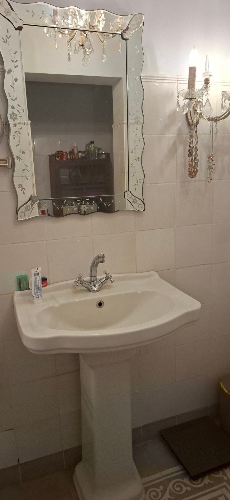 Klassieke witte wastafels op voetstuk/zuil, Huis en Inrichting, Badkamer | Badkamermeubels, Ophalen, 50 tot 100 cm, Zo goed als nieuw