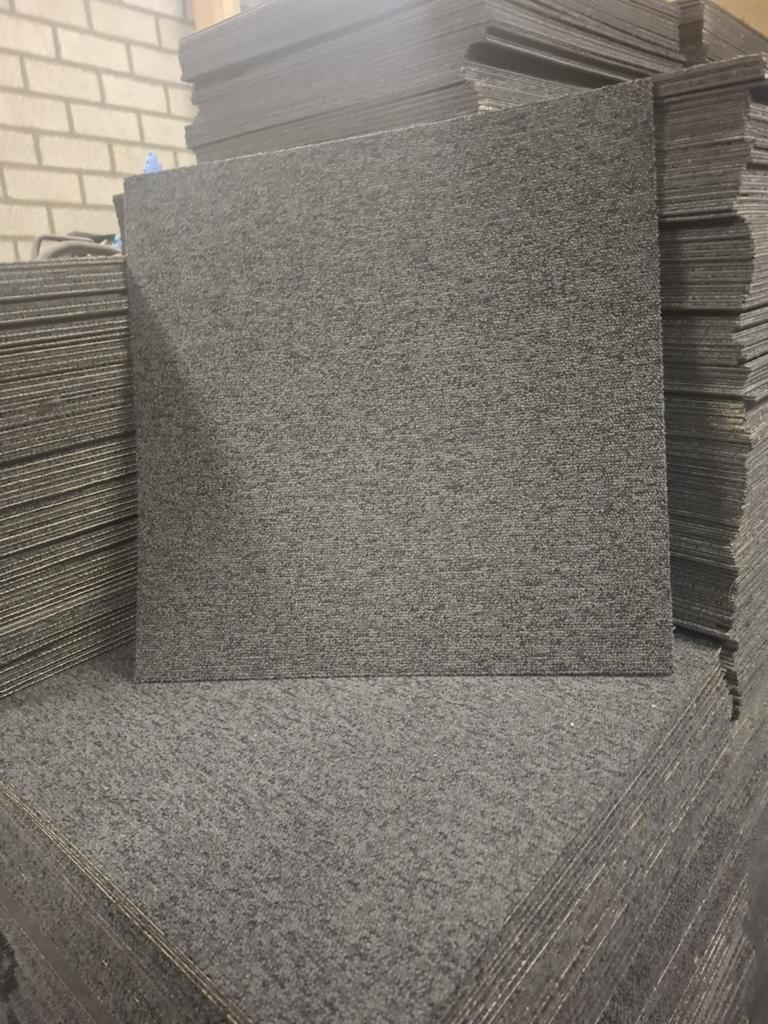 Grote partij tapijt tegels 50 x 50 cm grijs, Ophalen, 75 m² of meer, Zo goed als nieuw, Tapijttegels