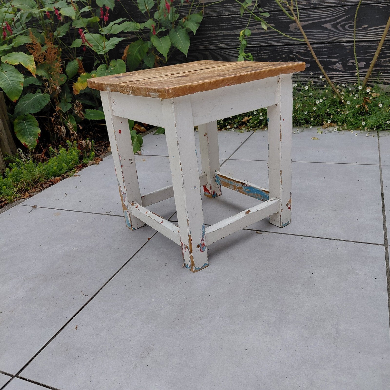 Vintage houten krukje - Brocante stijl, Huis en Inrichting, Krukjes, Ophalen, Gebruikt, Hout