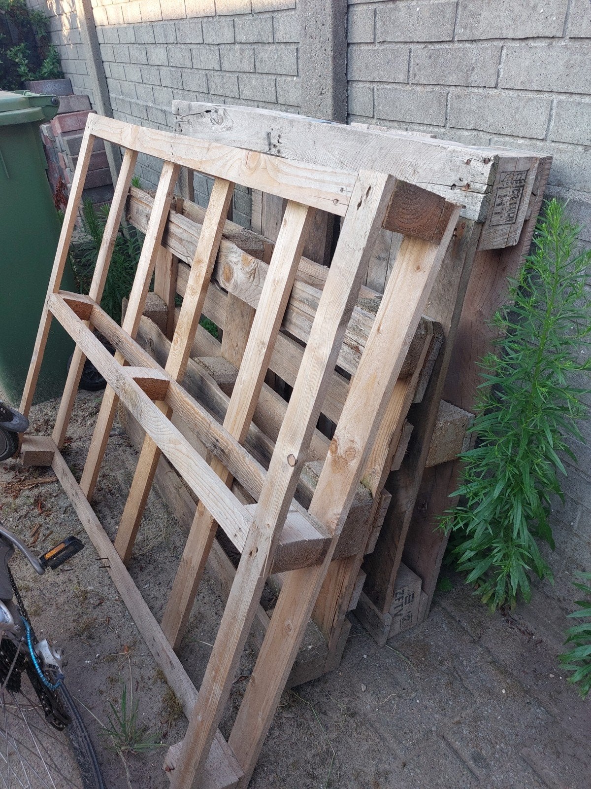 3 houten pallets gratis af te halen, Ophalen