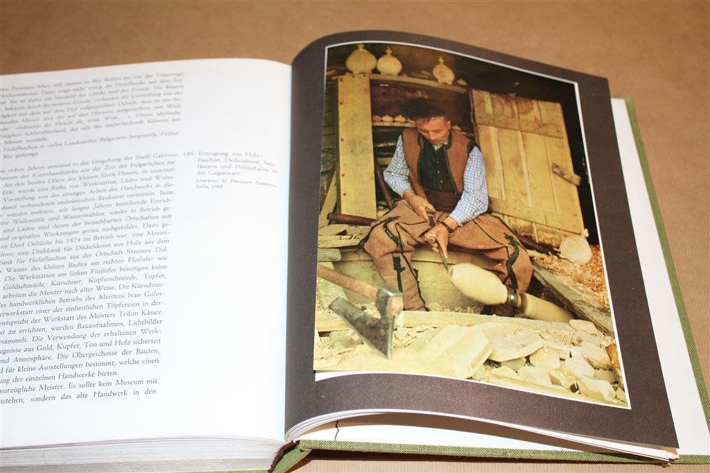 Bulgaarse volkskunst. Overzicht met illustraties en uitleg., Ophalen of Verzenden, Gelezen