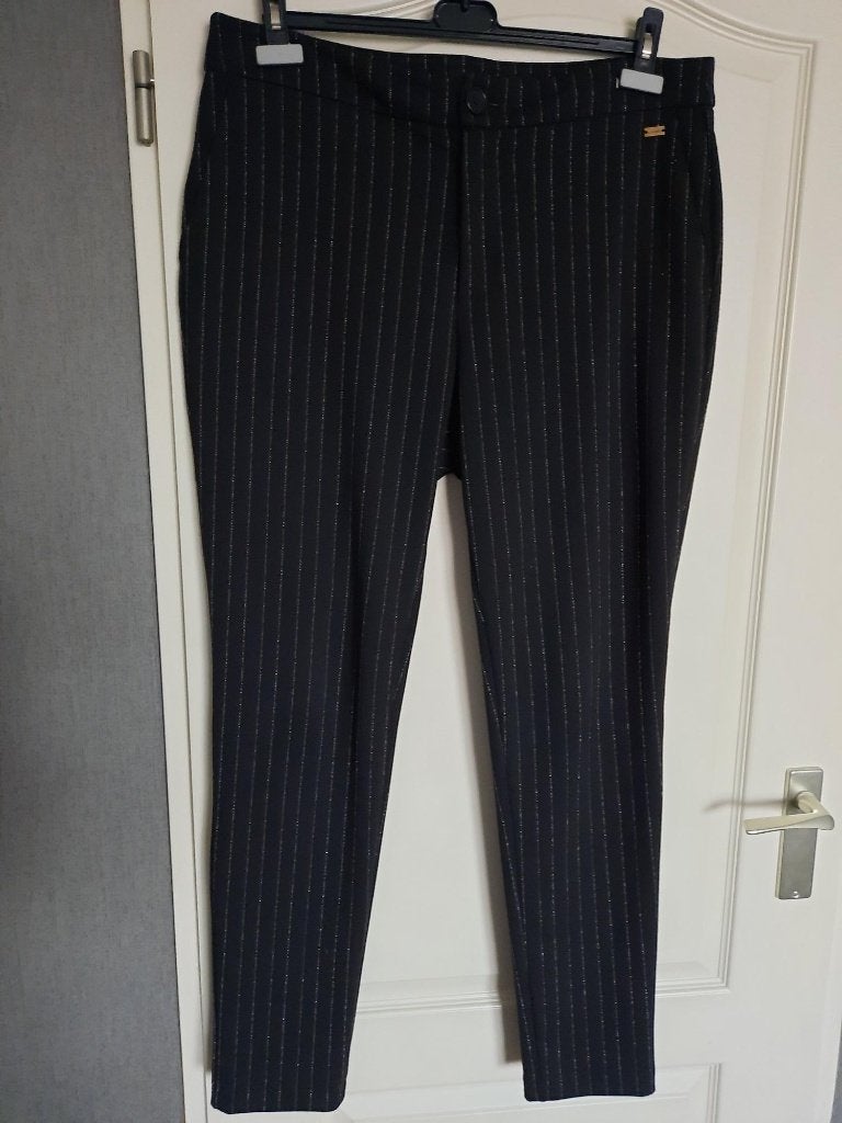 Broek Dayz  Kleur : Zwart maat : 42  potlood streepje, Kleding | Dames, Zwart, Maat 42/44 (L), Ophalen of Verzenden, Zo goed als nieuw