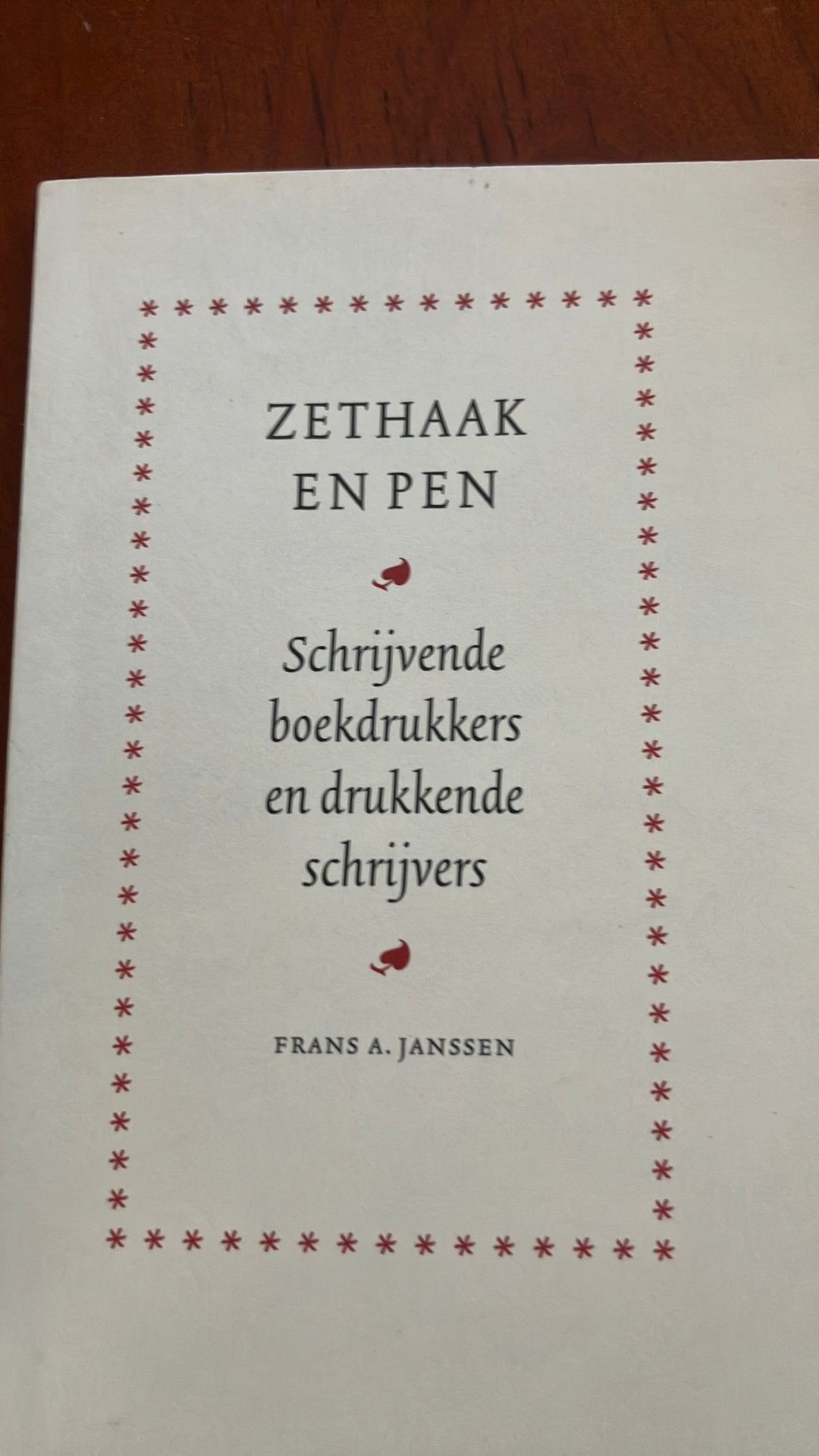 Zethaak en pen.   Auteur Frans A.Janssen, Ophalen of Verzenden, Gelezen, Grafische vormgeving