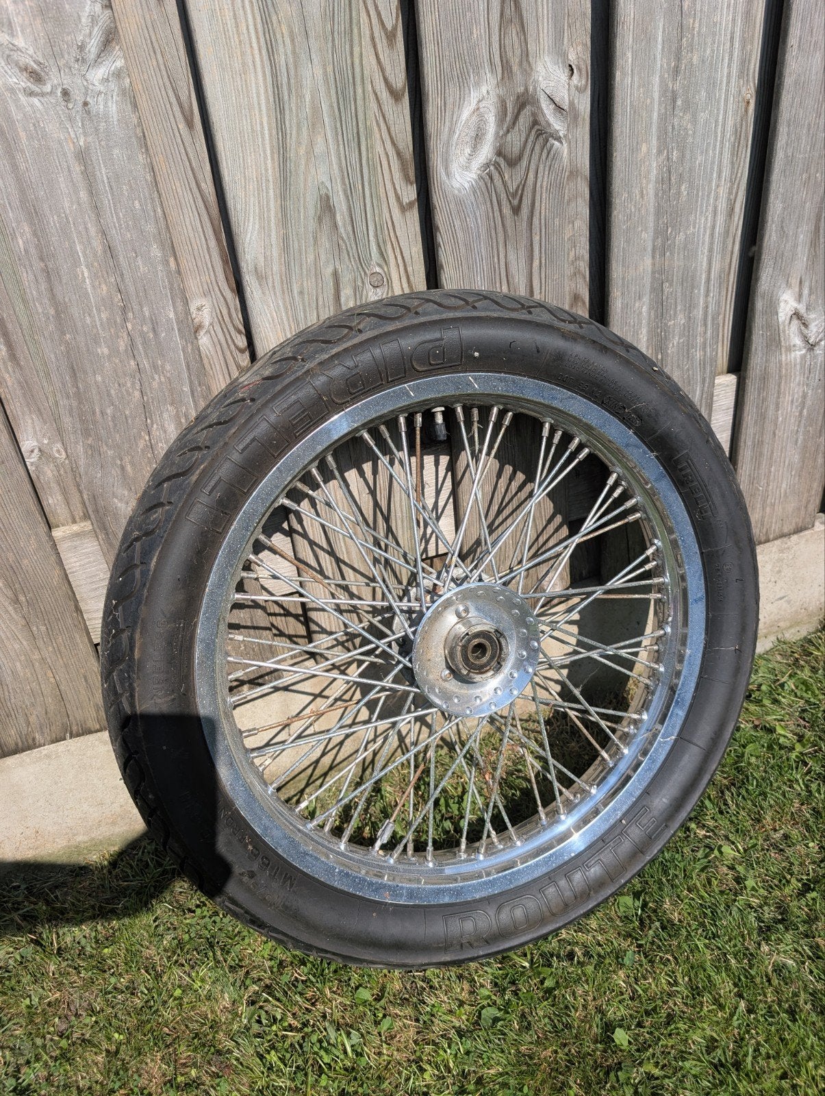60-spaaks chromen voorwiel 19 inch met Pirelli band, Motoren, Onderdelen | Harley-Davidson, Ophalen, Gebruikt