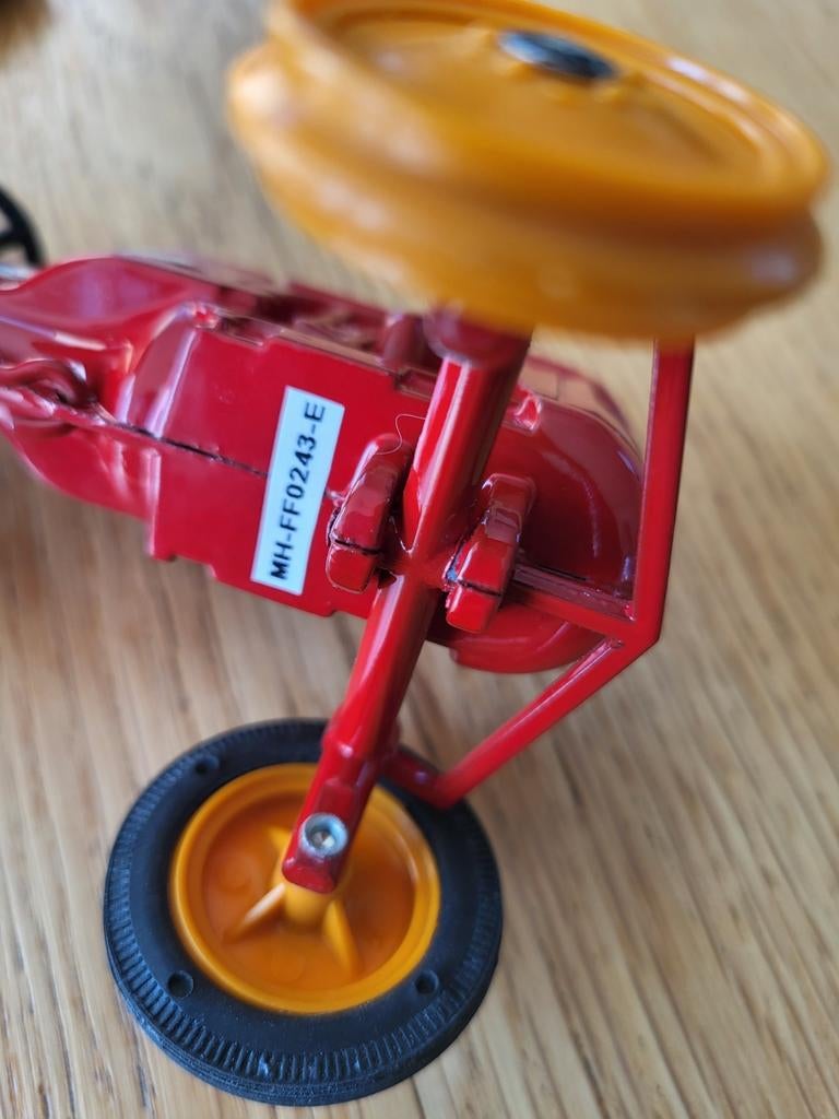Massey Harris Pony ( SCALE TOY MODELS ) voorband gezocht, Verzenden, Zo goed als nieuw, Tractor of Landbouw