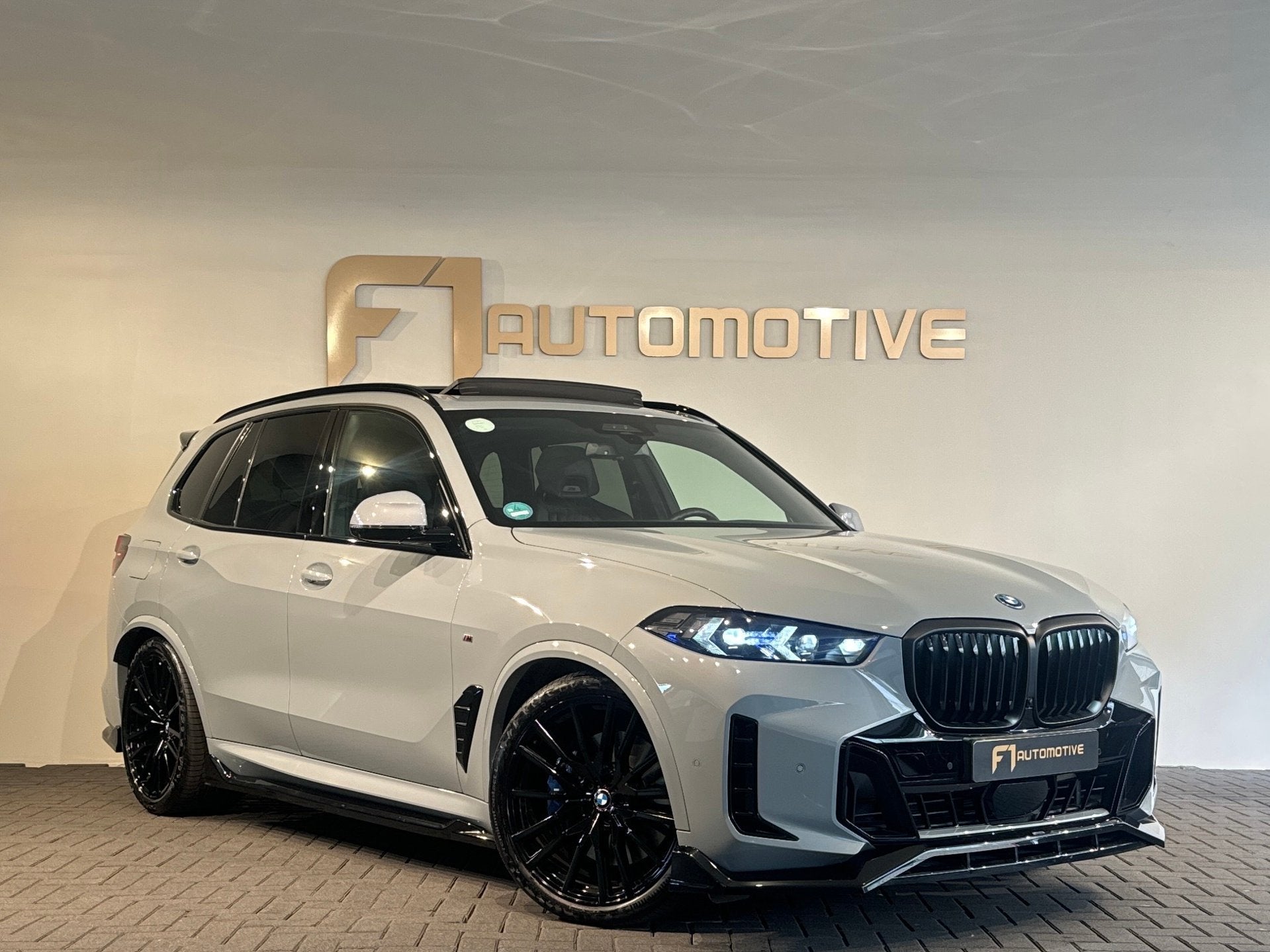 BMW X5 XDrive50e M-Sport Pano|Trekhaak|M-Seat|Sky Lounge, Dealer onderhouden, Gebruikt, 2395 kg, Plug-in hybride
