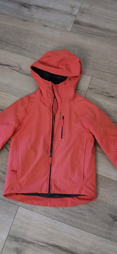 Mooie rode (winter) ski jas, maat 116, Kinderen en Baby's, Ophalen, Gebruikt, Jongen of Meisje, Decathlon