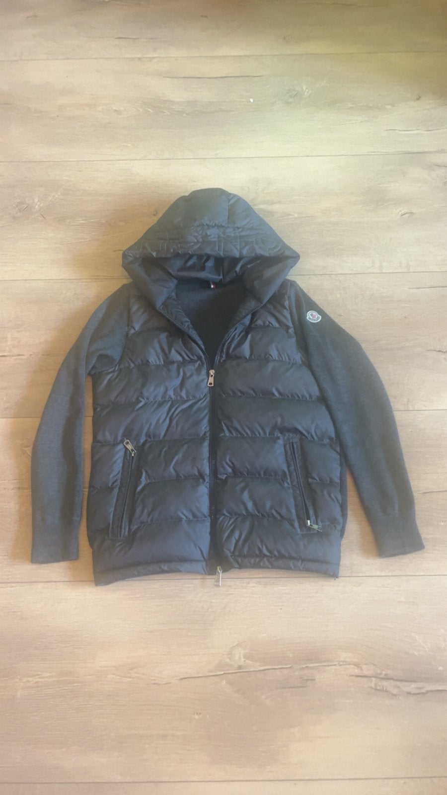 Moncler jas met capuchon - Zo goed als nieuw, Ophalen of Verzenden, Zo goed als nieuw, Maat 46 (S) of kleiner, Grijs
