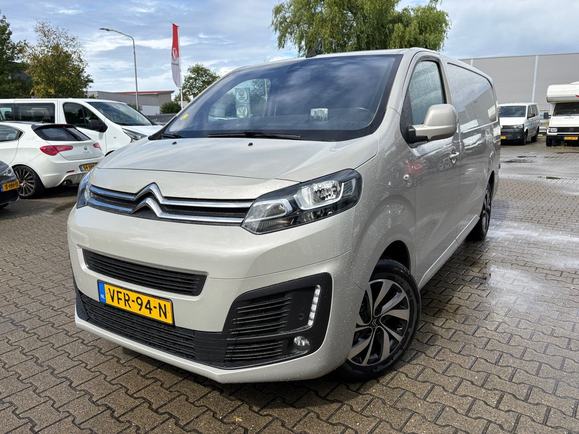 Citroen Jumpy 2.0 BlueHDI 180 XL Driver AUTOMAAT (RIJKLAARPR, Auto's, Bestelauto's, Stof, Gebruikt, Beige, Origineel Nederlands