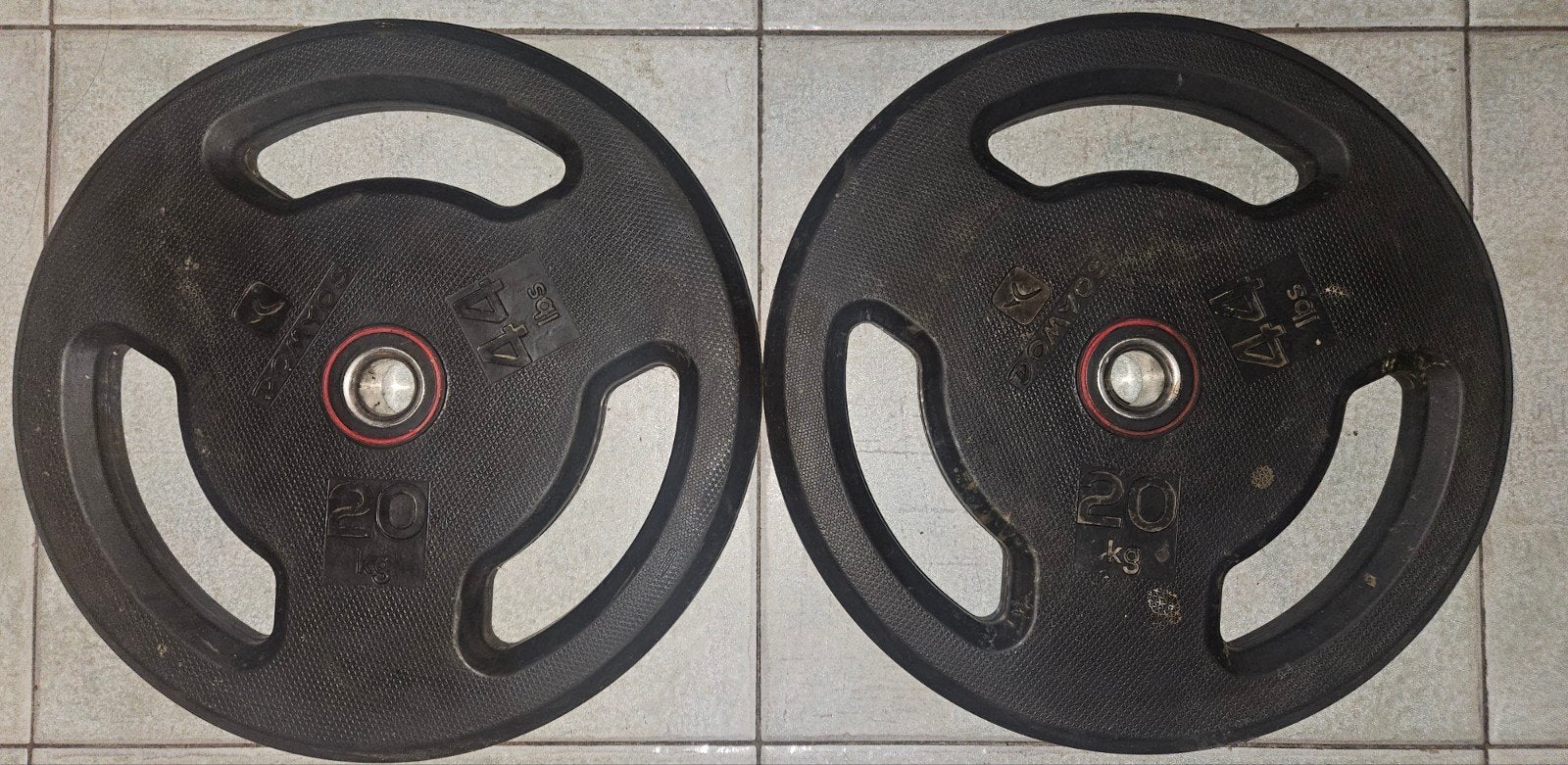 2x 20kg zwarte 'coated' 28mm DOMYOS halterschijven

In goede, Sport en Fitness, Ophalen, Gebruikt, Benen, Halterschijven