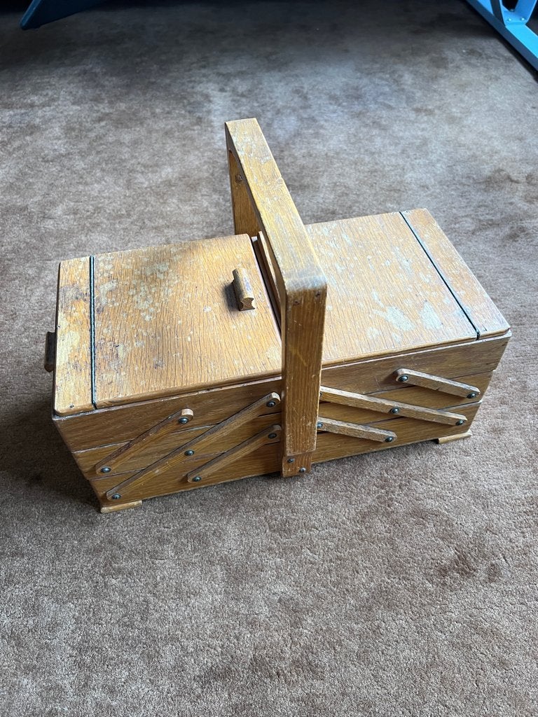 Vintage houten naaidoos met uitschuifbare vakken, Ophalen of Verzenden, Gebruikt, Overige typen