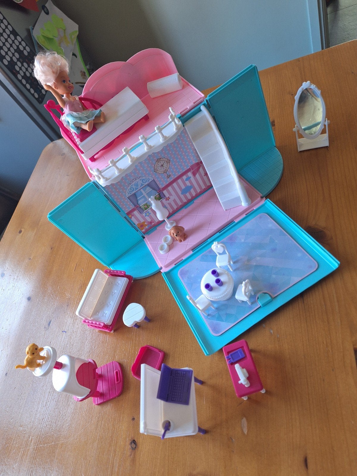 Pretty Dream House Poppenhuis met Barbiepop en accessoires, Ophalen of Verzenden, Zo goed als nieuw, Barbie
