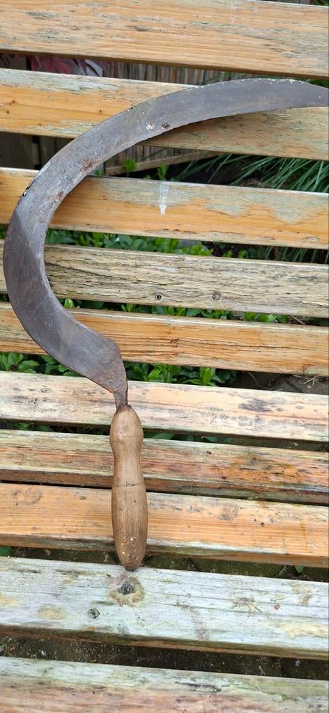 Vintage sikkel met houten handvat - Tuin en decoratie, Antiek en Kunst, Antiek | Gereedschap en Instrumenten, Ophalen