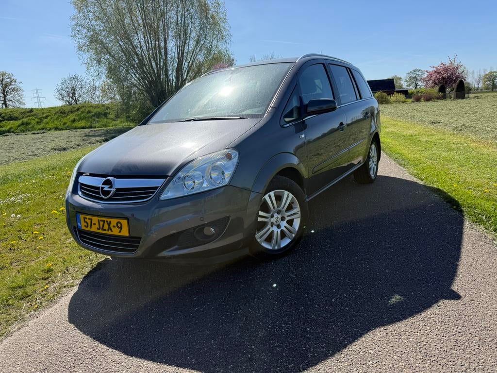 Opel Zafira 1.8 2009 Grijs nw apk 7 personens! Trekhaak!!, Auto's, Voorwielaandrijving, Zwart, 4 cilinders, 1403 kg