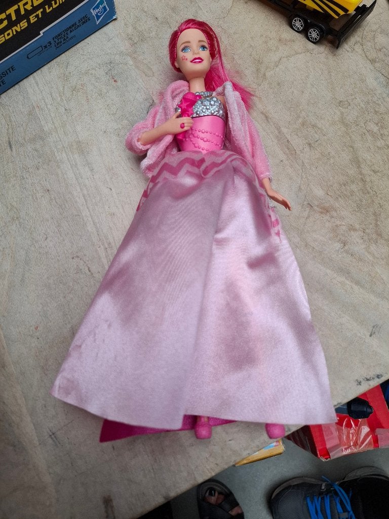 Barbie Rock 'N Royals Courtney uit 2014 zingt Frans