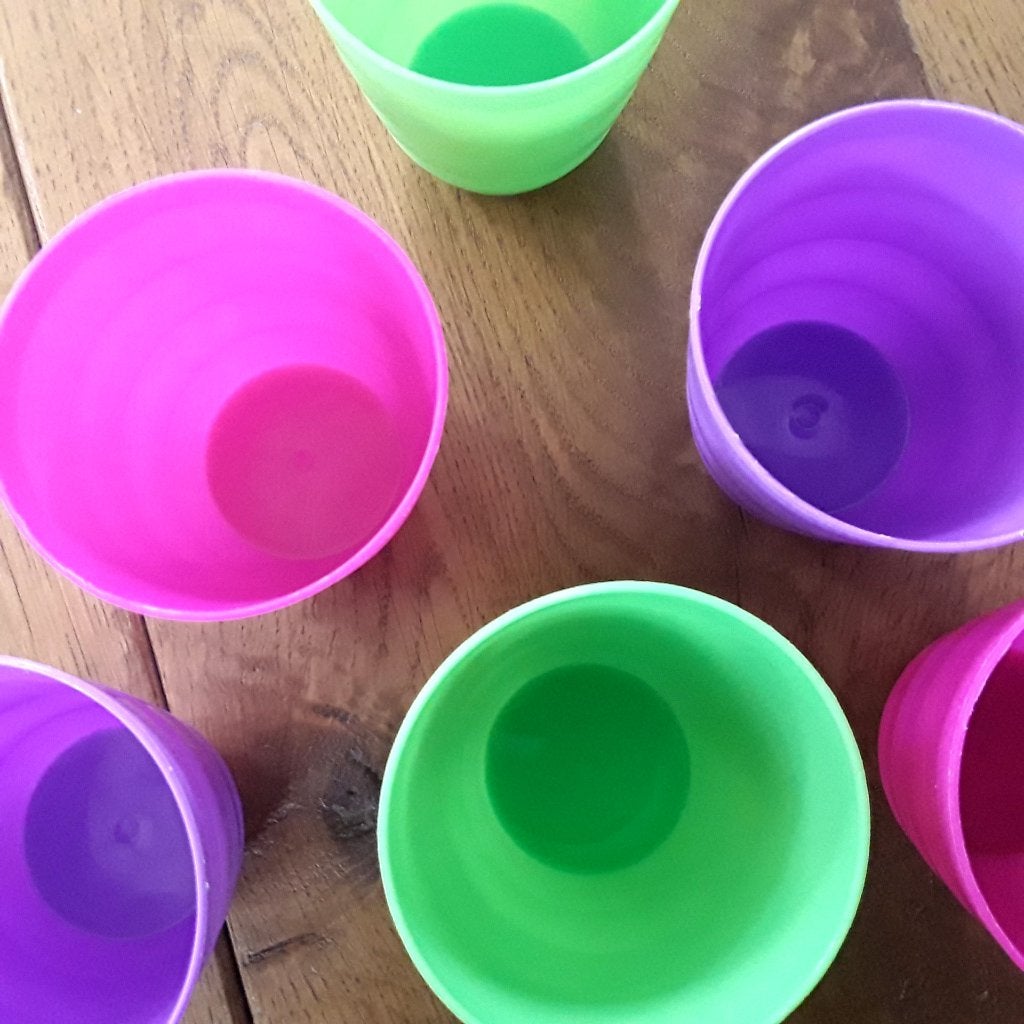 Foto 4 van Kleurrijke bekers van kunststof - paars groen roze