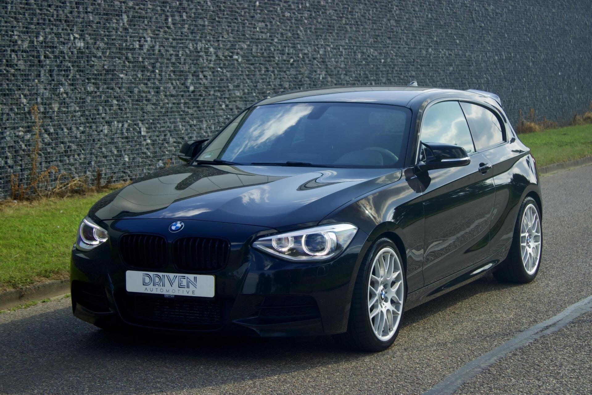 BMW M135i F21 xDrive | Harman/Kardon - Navi Pro - Alcantara, Auto's, Euro 5, 1490 kg, Gebruikt, Zwart
