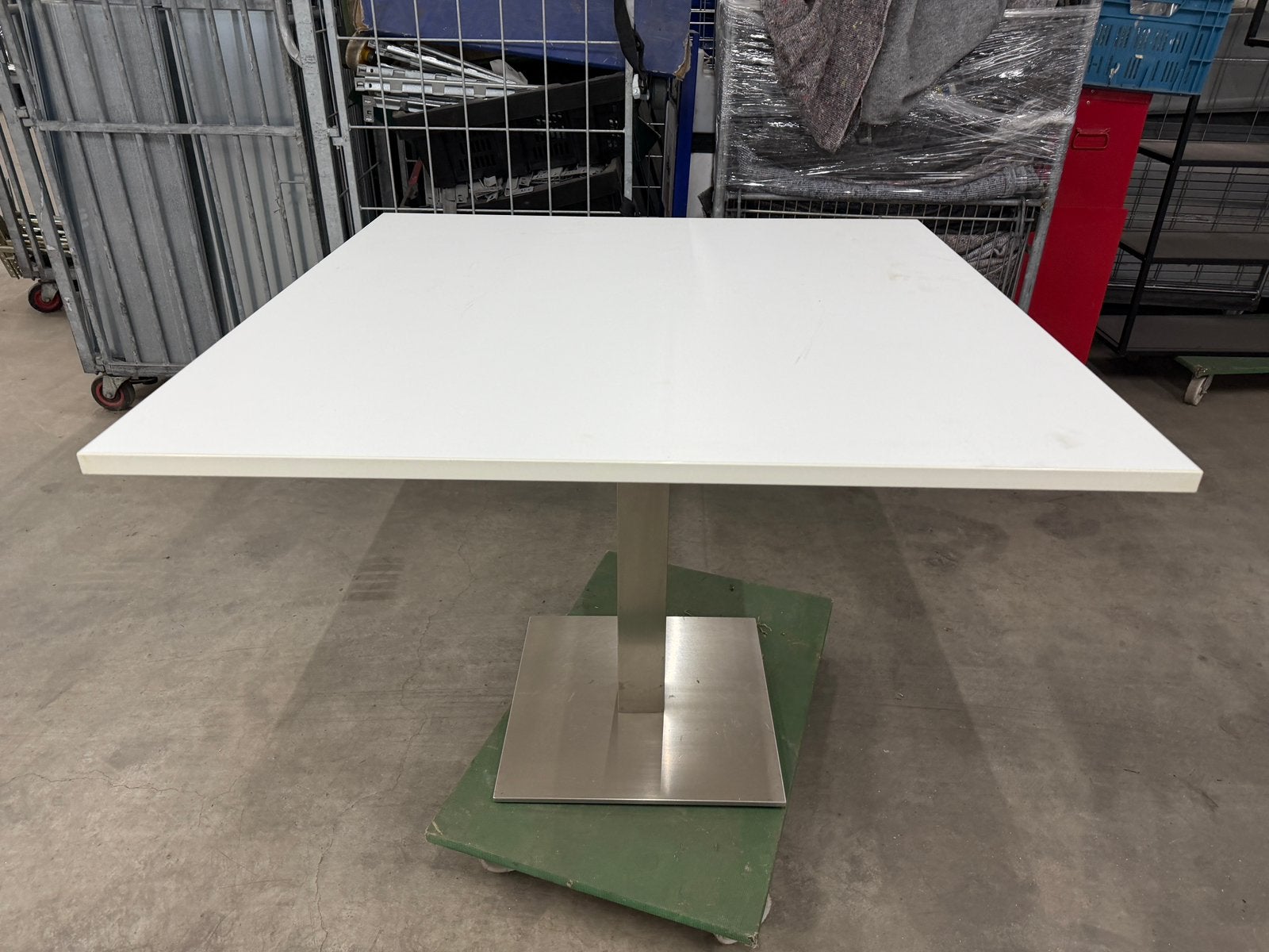 Witte Tafel 100x100 cm – RVS poot, Ophalen, Gebruikt
