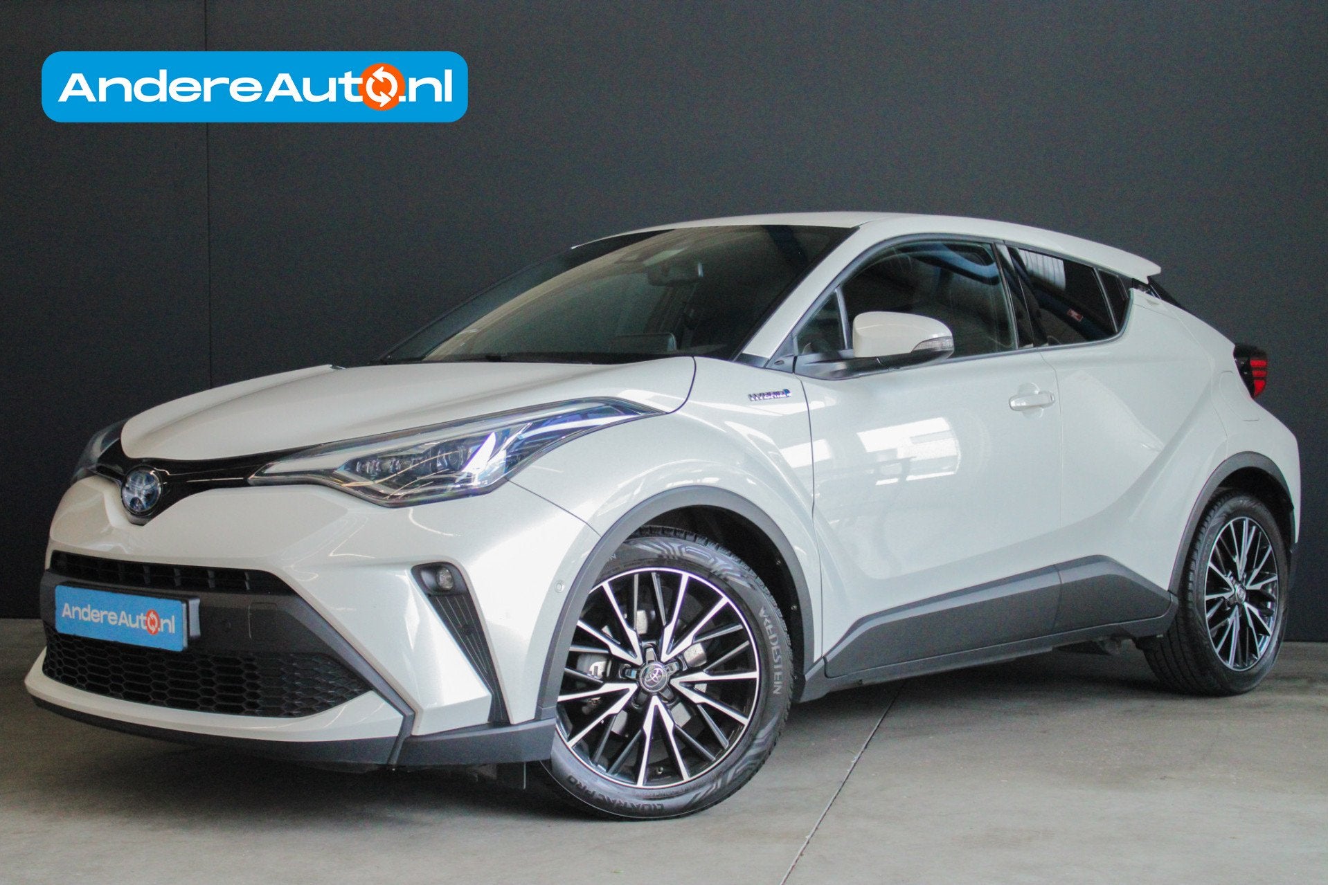 Toyota C-HR 1.8 Hybrid Executive |trekhaak|dealer onderhoude, Dealer onderhouden, Gebruikt, Zwart, 4 cilinders