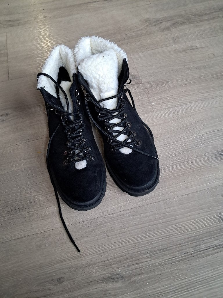 Schoenen Dames Zwart / Wit gevoerd Enkel hoogte M 39 (LEZEN), Zwart, Ophalen of Verzenden, Sneakers of Gympen, Onbekend