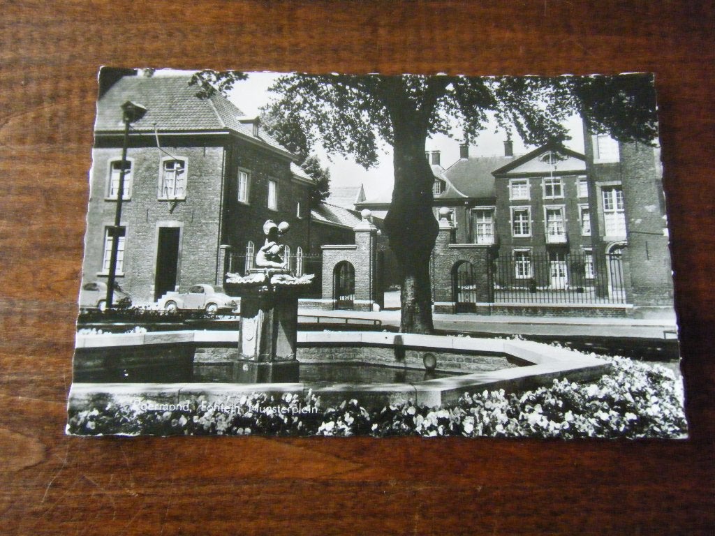 F30 - Roermond - Munsterplein - Mooi/Oud, Verzamelen, Ansichtkaarten | Nederland, Ophalen of Verzenden, 1960 tot 1980, Limburg